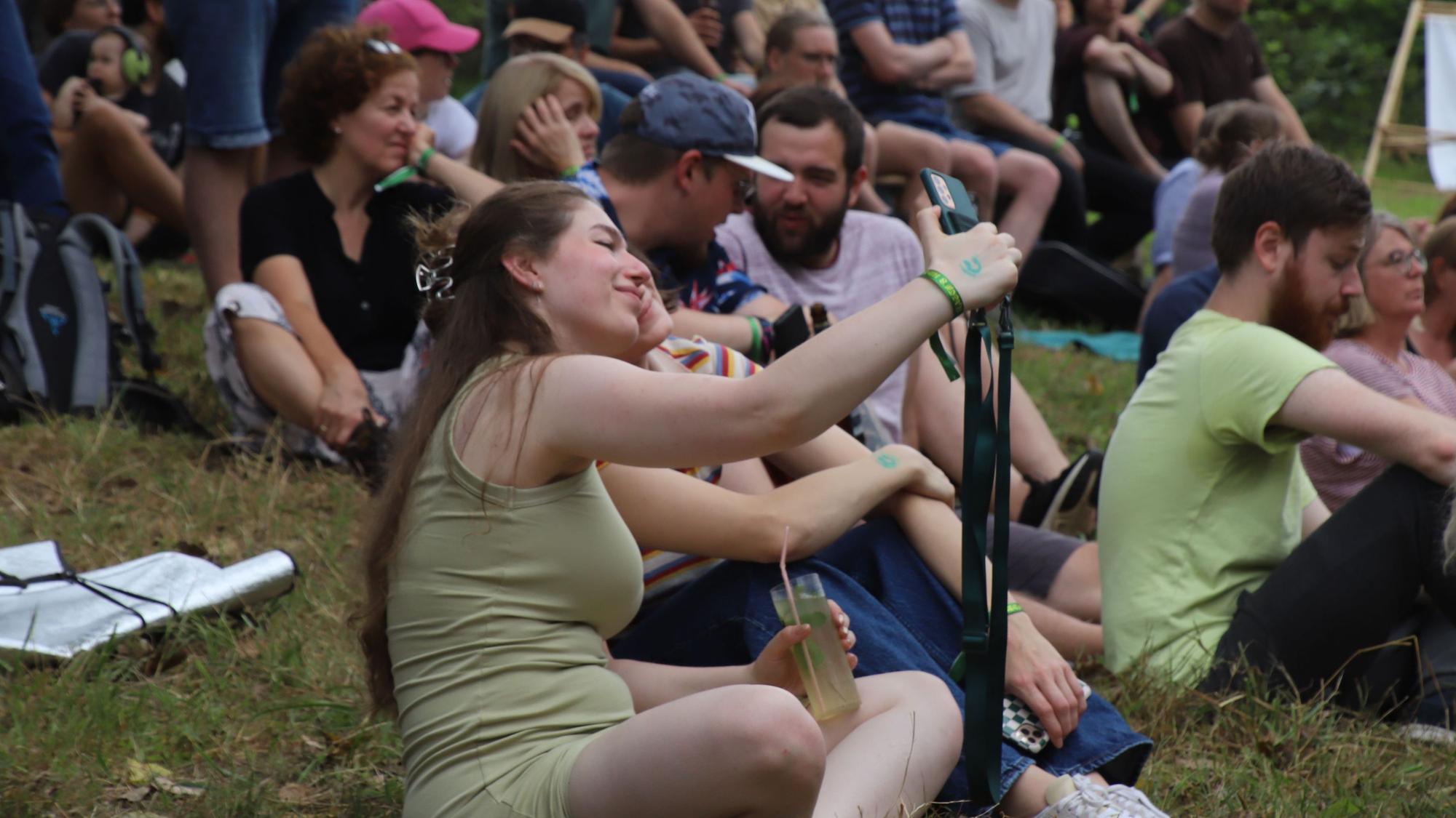 Festivalgäste auf einer Wiese