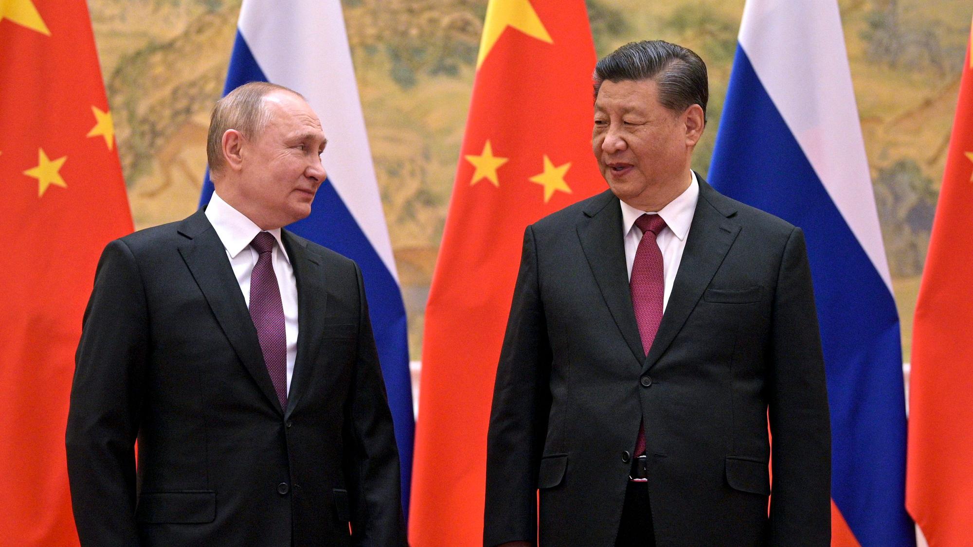 Etwas mehr Stabilität in Russland wäre aus Sicht Chinas gut: Die Staatschefs Xi Jinping (r) und Wladimir Putin bei einem Treffen in Peking 2022. (Archivbild)