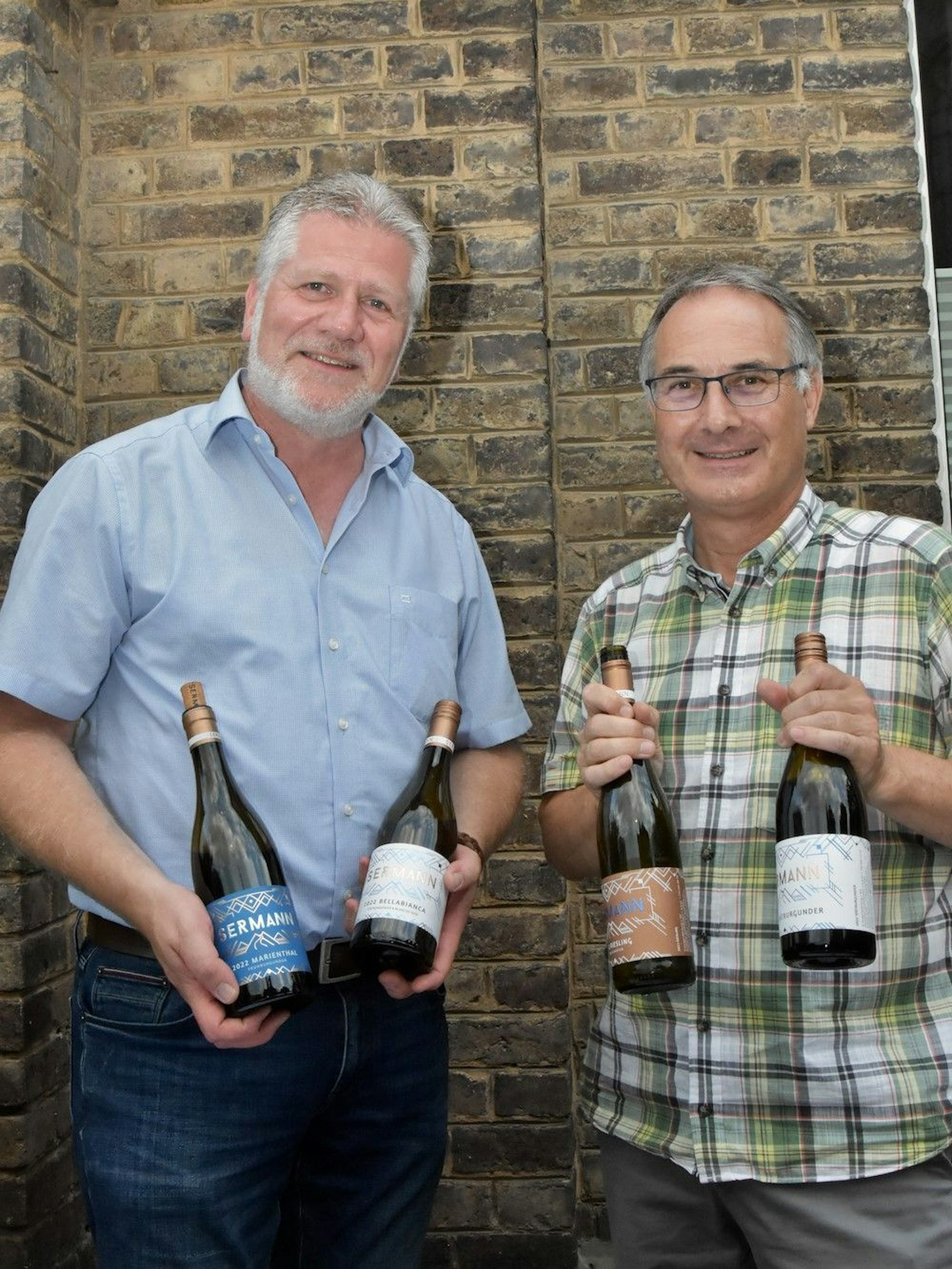 Als Schankwirte bewährten sich Kirchenvorstandsmitglied Gerhard Kannen und Orgelschüler Holger Franke (v.l.)