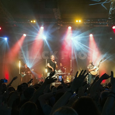 Die Bläck Fööss stehen auf der Bühne am Tanzbrunnen und singen.