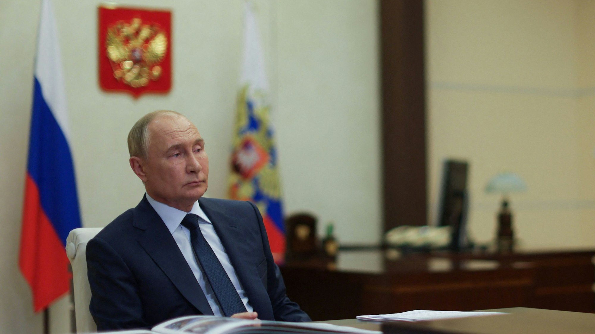 Russlands Staatschef Wladimir Putin sitzt während eines Meetins an einem Tisch. (Archivbild)