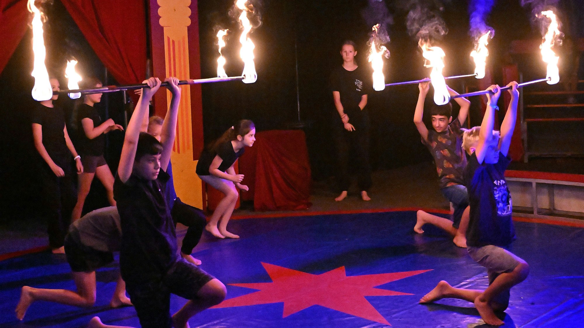 Jugendliche zeigen im Zirkus Zappzarap eine Feuershow.