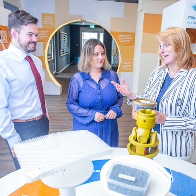 Beispiele für nachhaltige Produkte heimischer Firmen zeigte Monika Lichtinghagen-Wirths (r.) Jessika Rosenthal und Pascal Reinhardt.