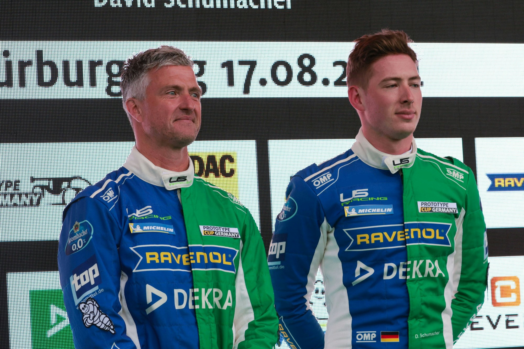 Ralf Schumacher und sein Sohn David Schumacher bei der Siegerehrung.