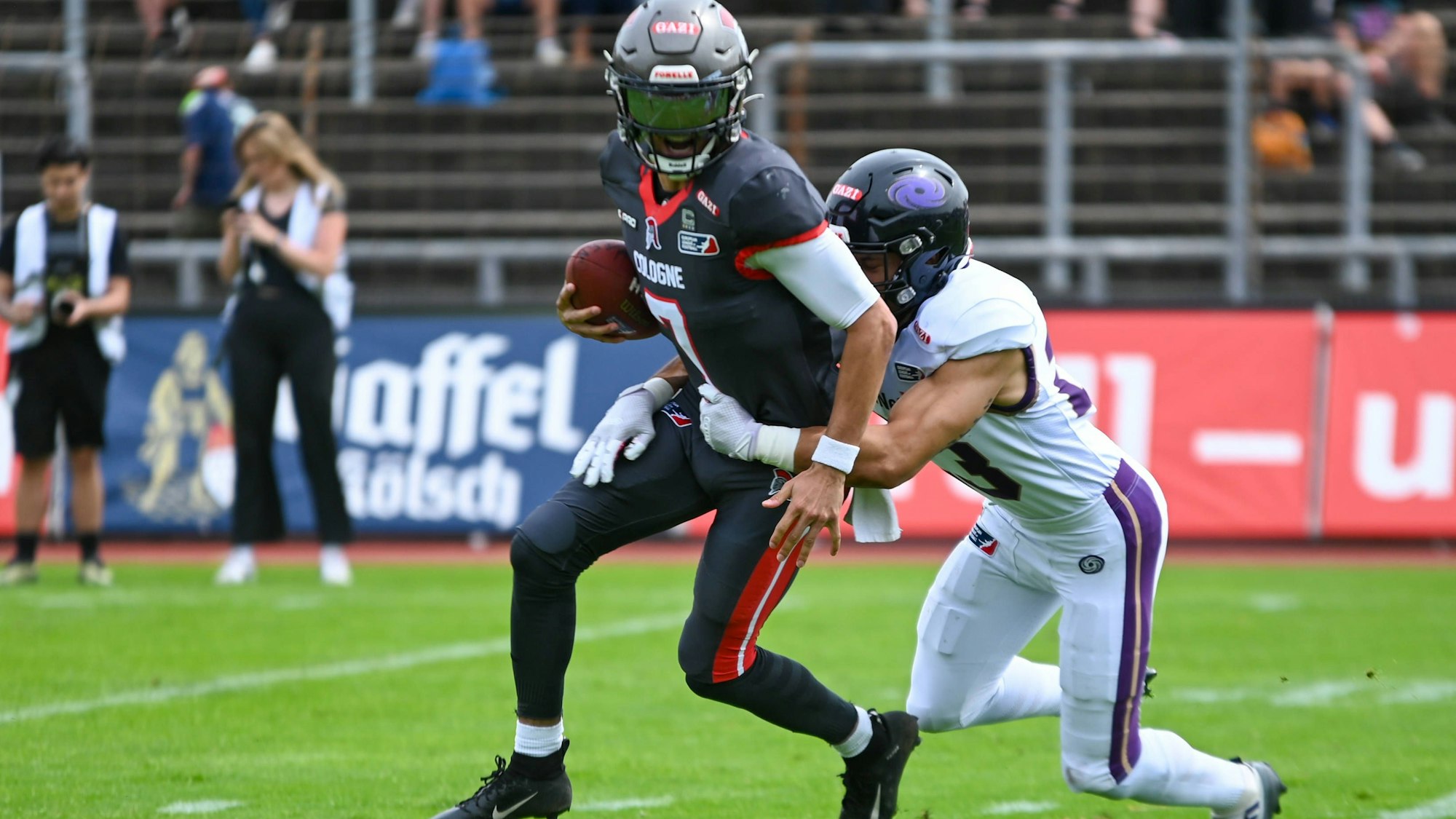 Isaiah Weed Cologne Centuirions Frankfurt Galaxy Spielfotos 04.08.2024 Isaiah Weed Cologne Centuruions in Bedrängnis, ELF, Week 11, Cologne Centurions gegen Frankfurt Galaxy am 04. August 2024 im Südstadion Köln *** Isaiah Weed Cologne Centuirions Frankfurt Galaxy match photos 04 08 2024 Isaiah Weed Cologne Centuruions in distress, ELF, Week 11, Cologne Centurions vs Frankfurt Galaxy on August 04, 2024 at Südstadion Köln