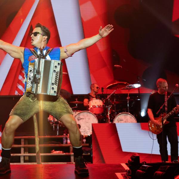 Andreas Gabalier bei einem Konzert auf der Bühne.