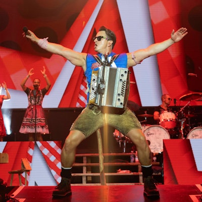 Andreas Gabalier bei einem Konzert auf der Bühne.