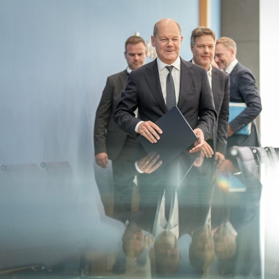 Bundeskanzler Olaf Scholz (SPD, l-r), Robert Habeck (Bündnis 90/Die Grünen), Bundesminister für Wirtschaft und Klimaschutz, und Christian Lindner (FDP), Bundesminister der Finanzen, verlassen die Pressekonferenz zum Haushaltsplan 2025.