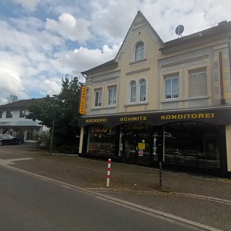 Ein Wohnhaus mit einer Bäckerei im Erdgeschoss.