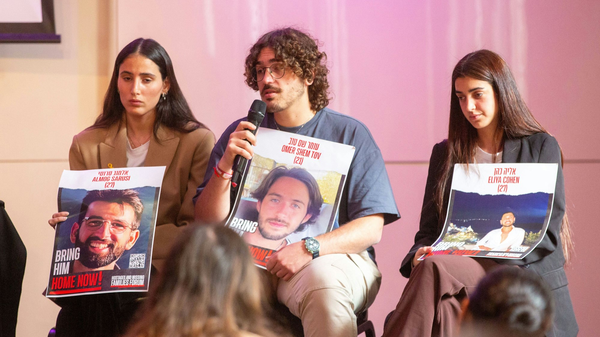 Angehörige von Geiseln fordern deren Freilassung. Ziv Abud (r.) bangt um das Schicksal ihres Verlobten. (Archivbild)