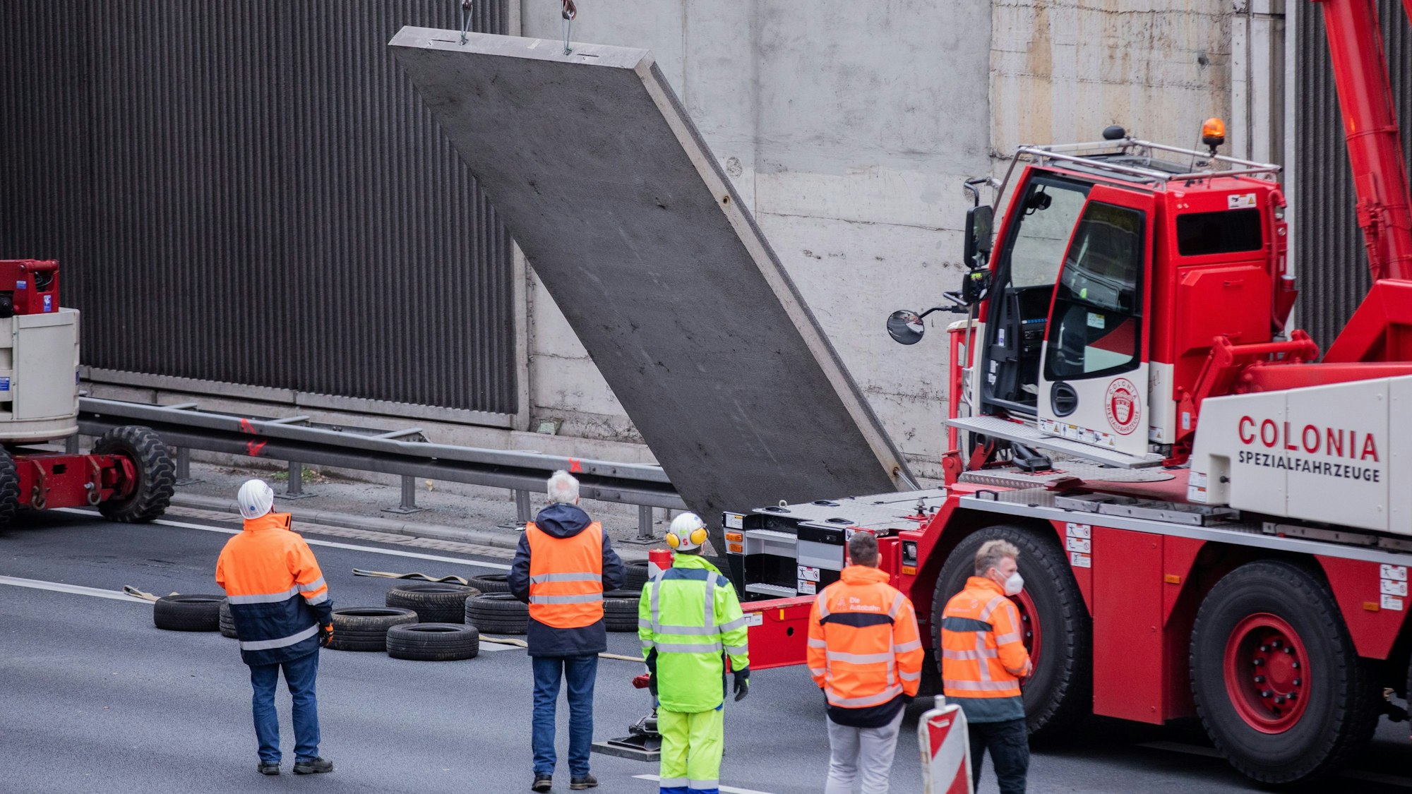 Eine entfernte Betonplatte wird auf der A3 verladen. (Archivbild)
