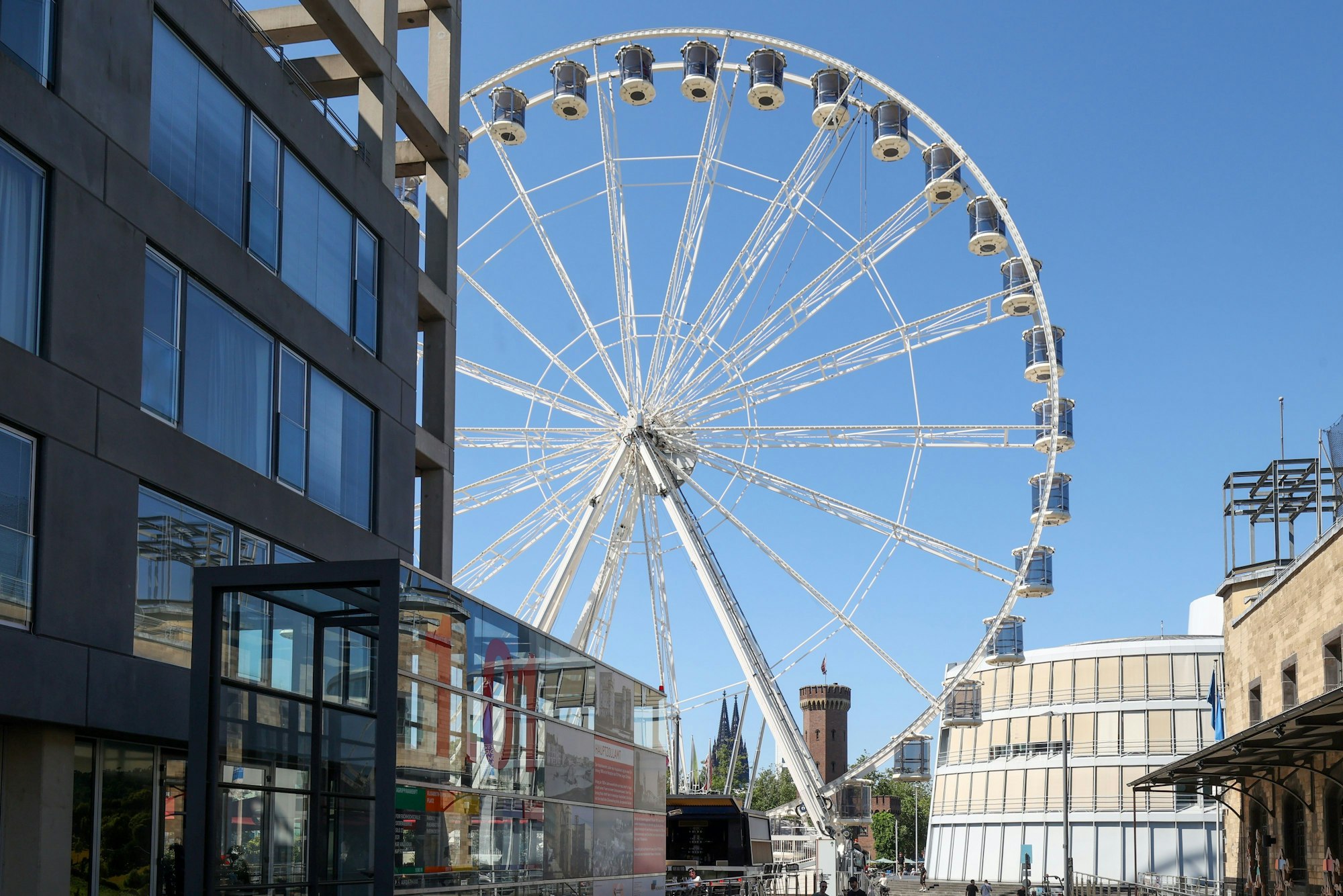 Riesenrad am Schokoladenmuseum von der Seite
