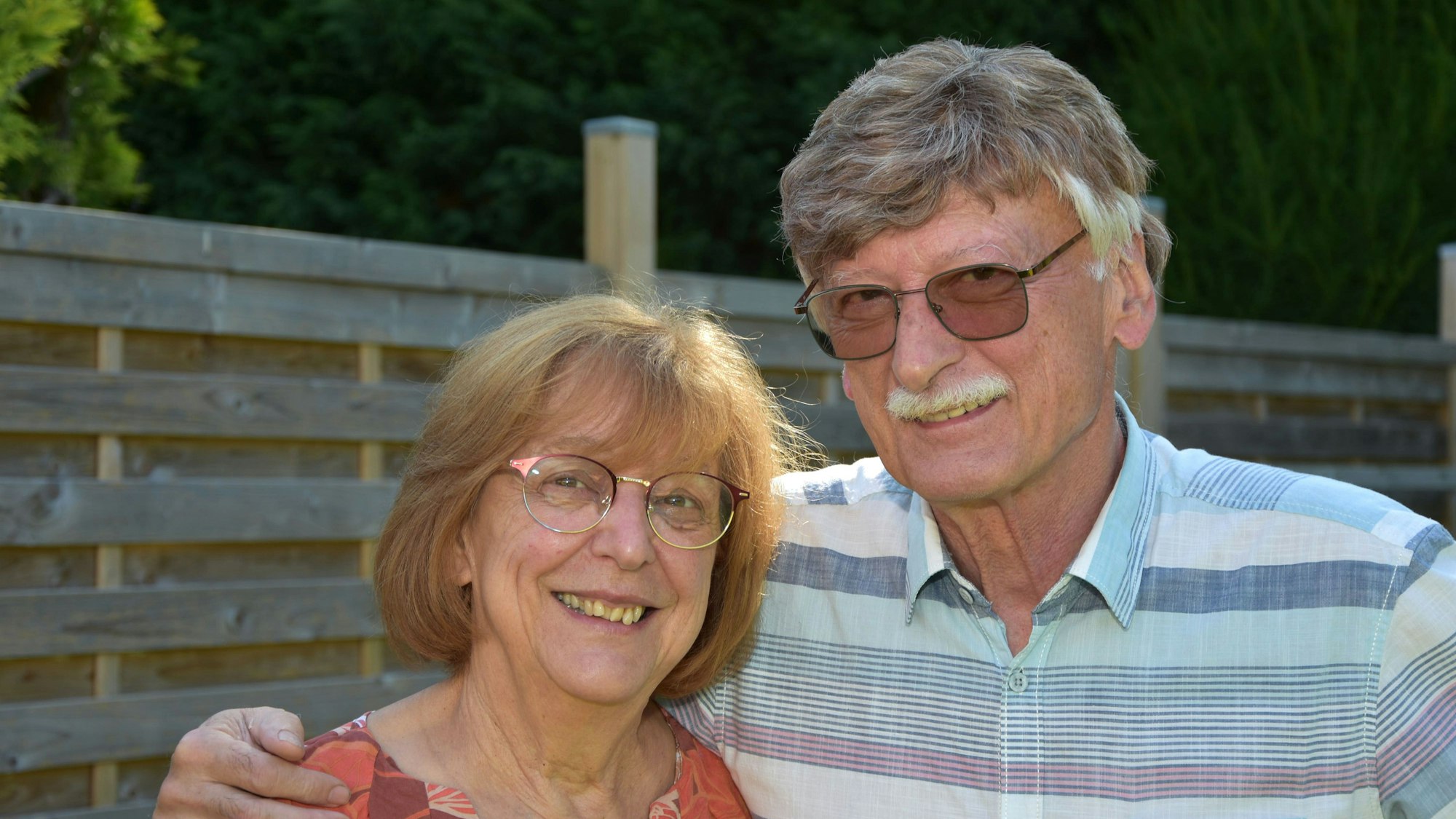 Eine Frau und ein Mann lächeln.