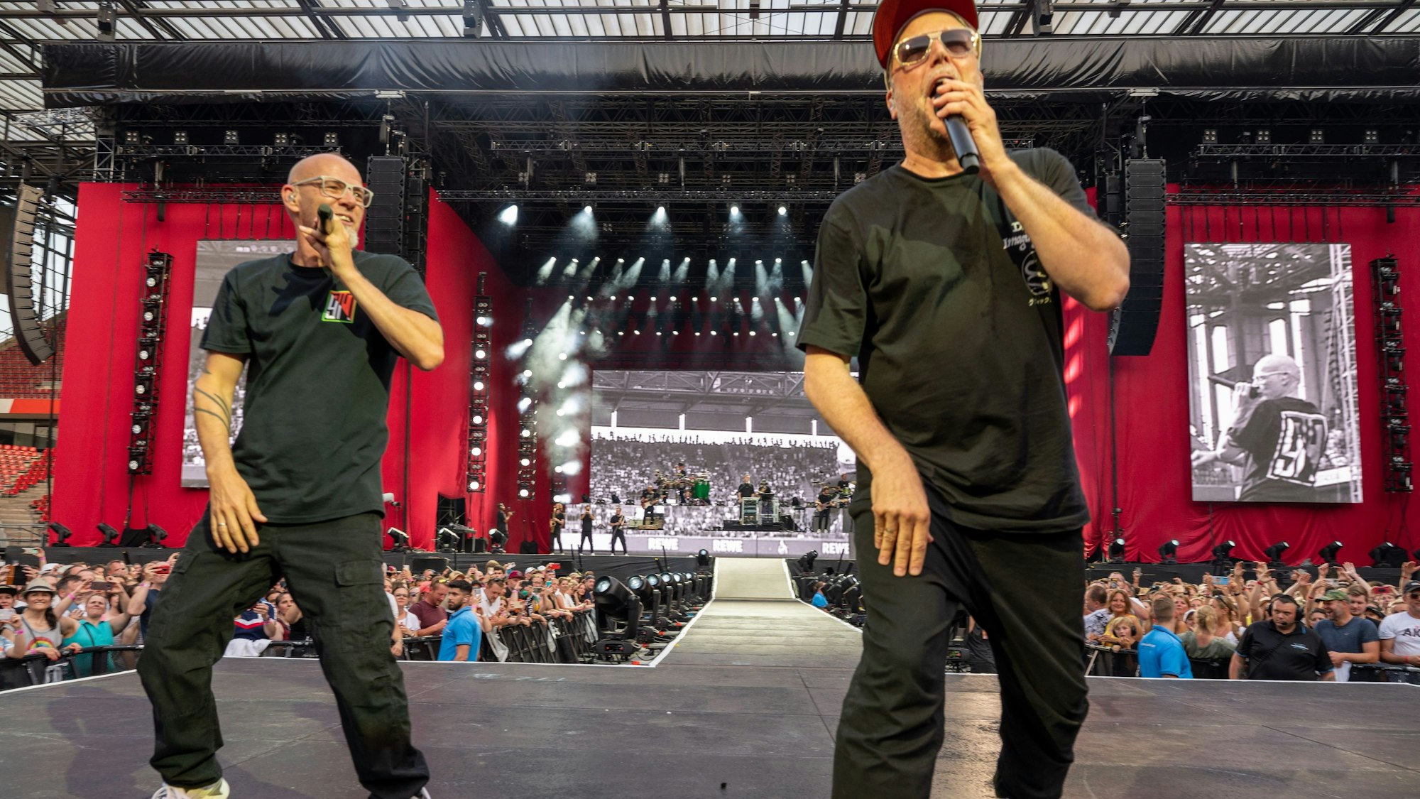 „Die Fantastischen Vier“ feiern sich selbst auf der Bühne. Die Hip-Hop-Gruppe spielte im Juni 2022 ein Konzert im Rhein-Energie-Stadion.