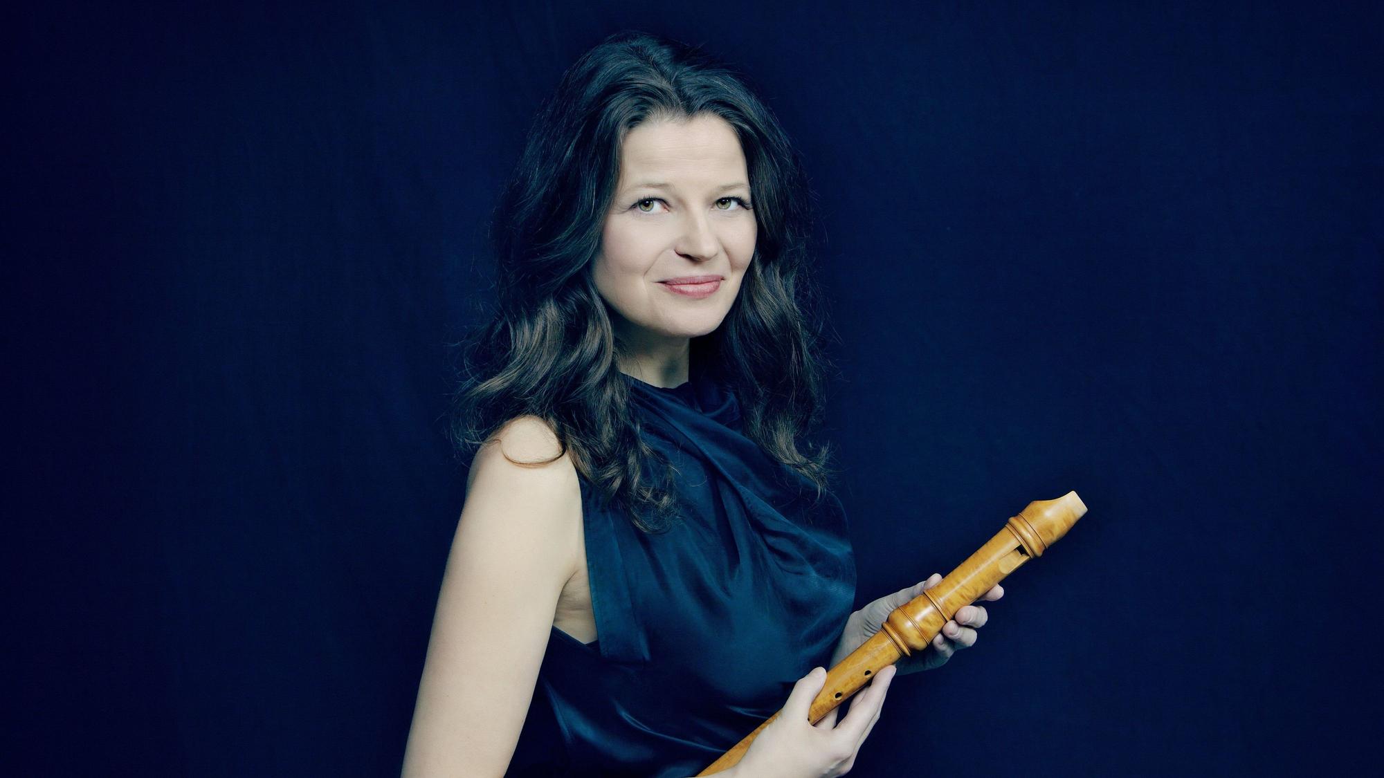 Dorothee Oberlinger schaut uns freundlich an.