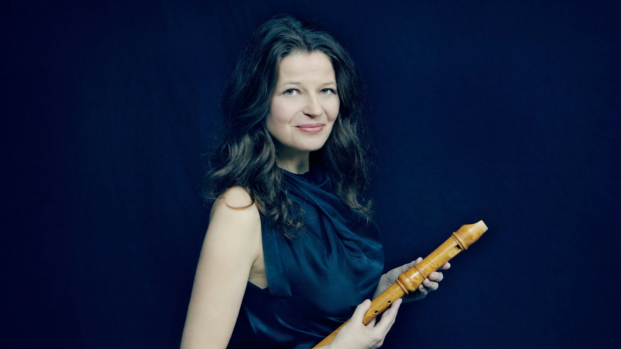 Dorothee Oberlinger schaut uns freundlich an.