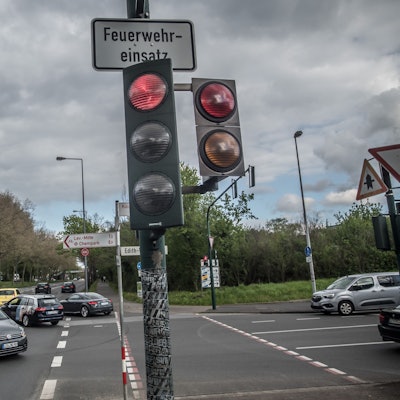 Die Verantwortung für einen Schaden jenseits von 50 Millionen Euro im Rettungsdienst liegt bei der Feuerwehr. Hier die Ampel an der Ecke Edith-Weyde-Straße/Willy-Brandt-Ring.