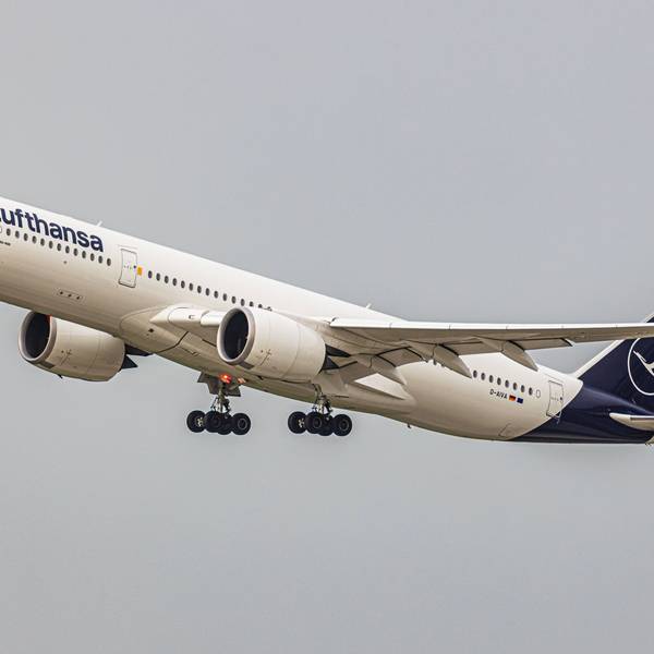 Ein Airbus A350 der Lufthansa setzt zur Landung an.