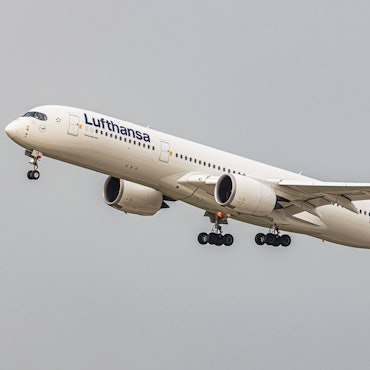 Ein Airbus A350 der Lufthansa setzt zur Landung an.