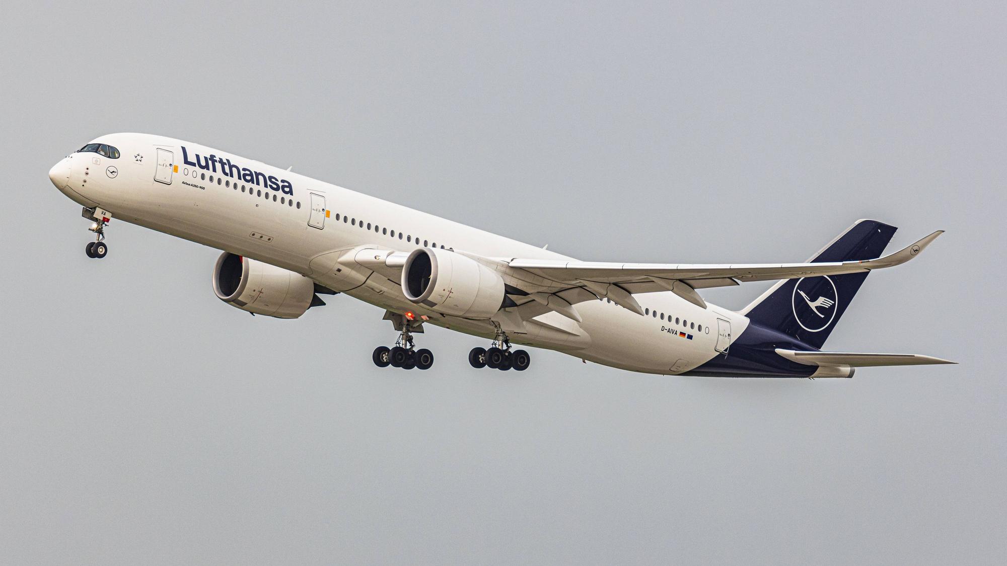 Ein Airbus A350 der Lufthansa setzt zur Landung an.