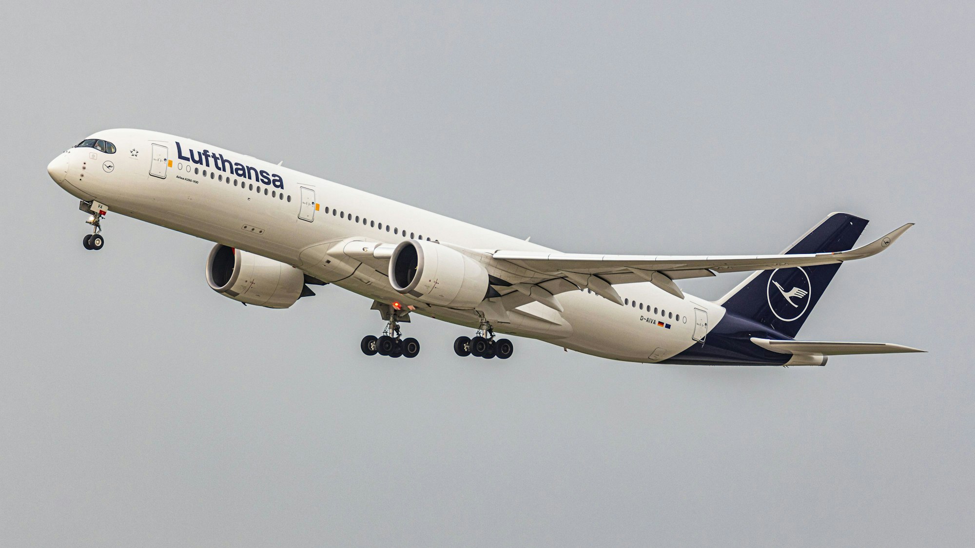 Ein Airbus A350 der Lufthansa setzt zur Landung an.