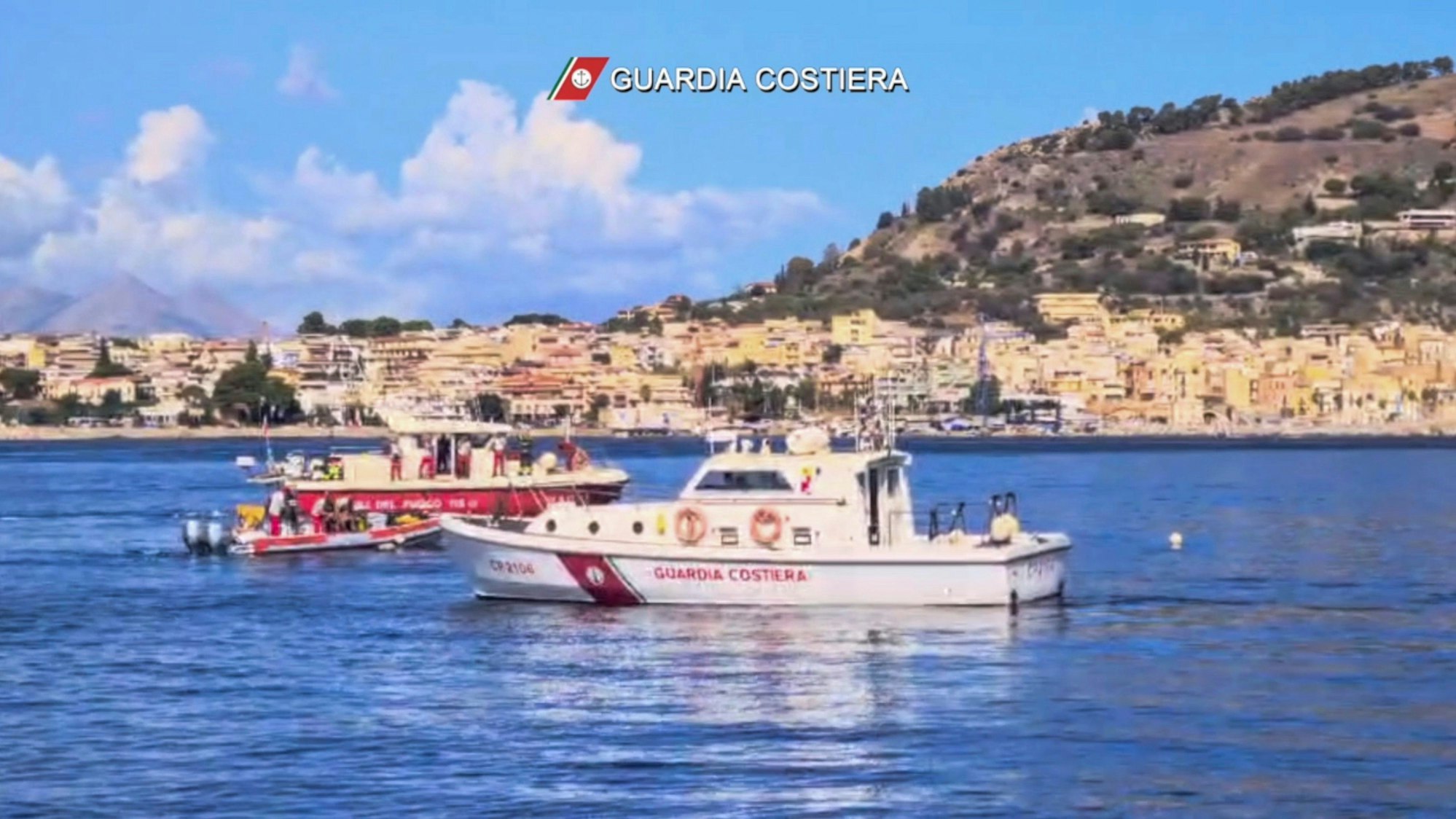 Dieses Bild aus einem von der italienischen Küstenwache am Montag, 19. August 2024, veröffentlichten Video zeigt die Rettungsmaßnahmen im Meer bei Palermo, wo eine unter britischer Flagge fahrende Segeljacht gesunken ist.