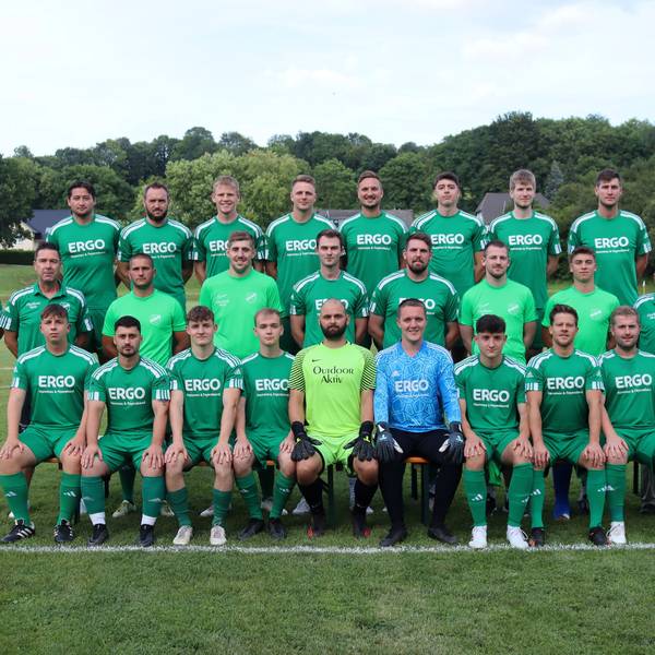 Die Kreisliga-A-Mannschaft des SV Sötenich steht in drei Reihen auf einem Rasenplatz mit weiß gesprühten Linien.