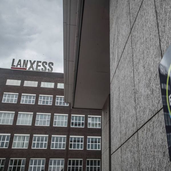 Schriftzüge von Lanxess und Bayer im Chempark