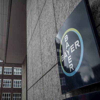 Schriftzüge von Lanxess und Bayer im Chempark