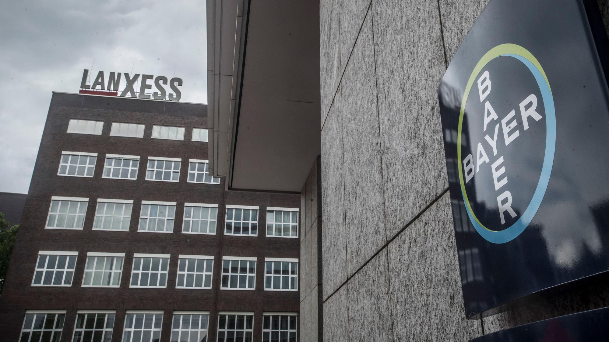 Schriftzüge von Lanxess und Bayer im Chempark