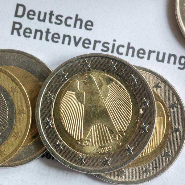 Münzen liegen auf einer Renteninformation der Deutschen Rentenversicherung.