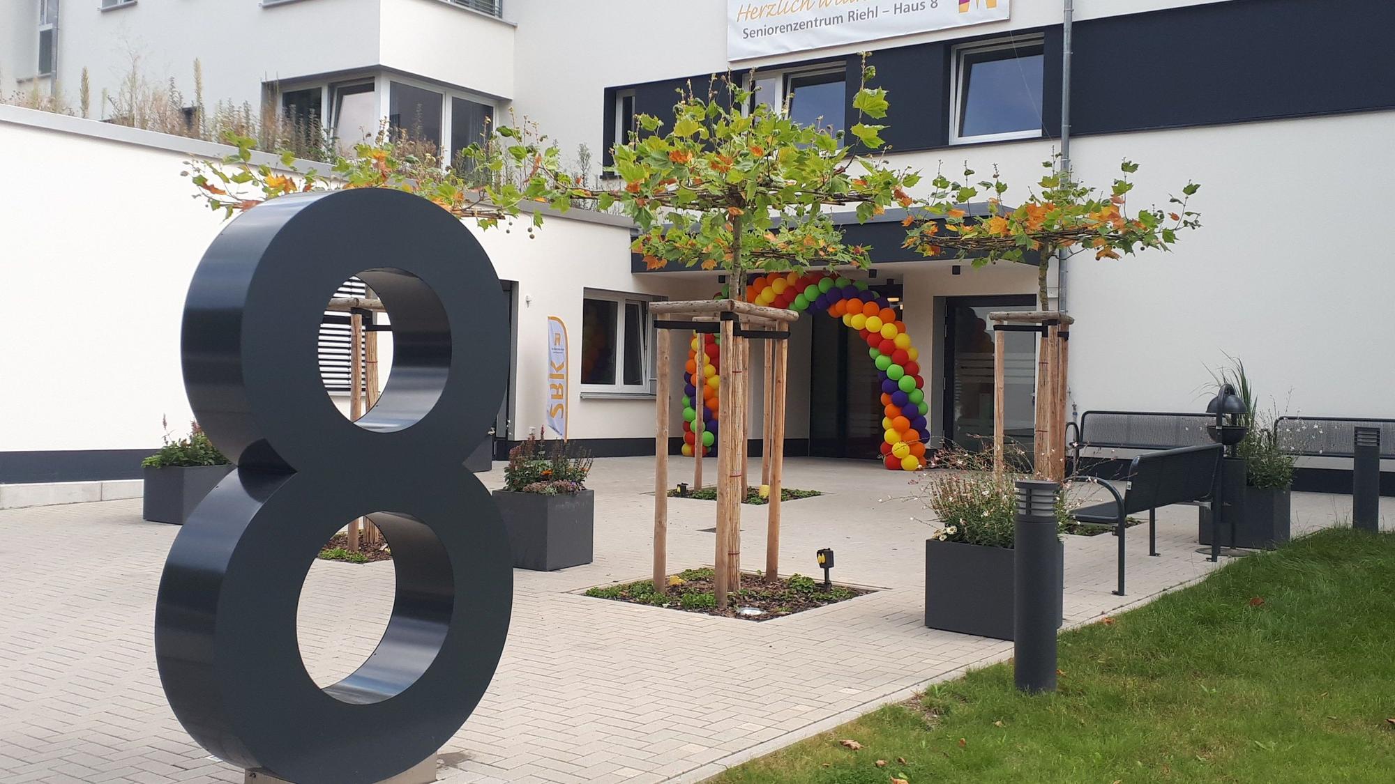 Eine groß 8 steht vor dem Eingang des SBK-Seniorenzentrums „Haus 8“.