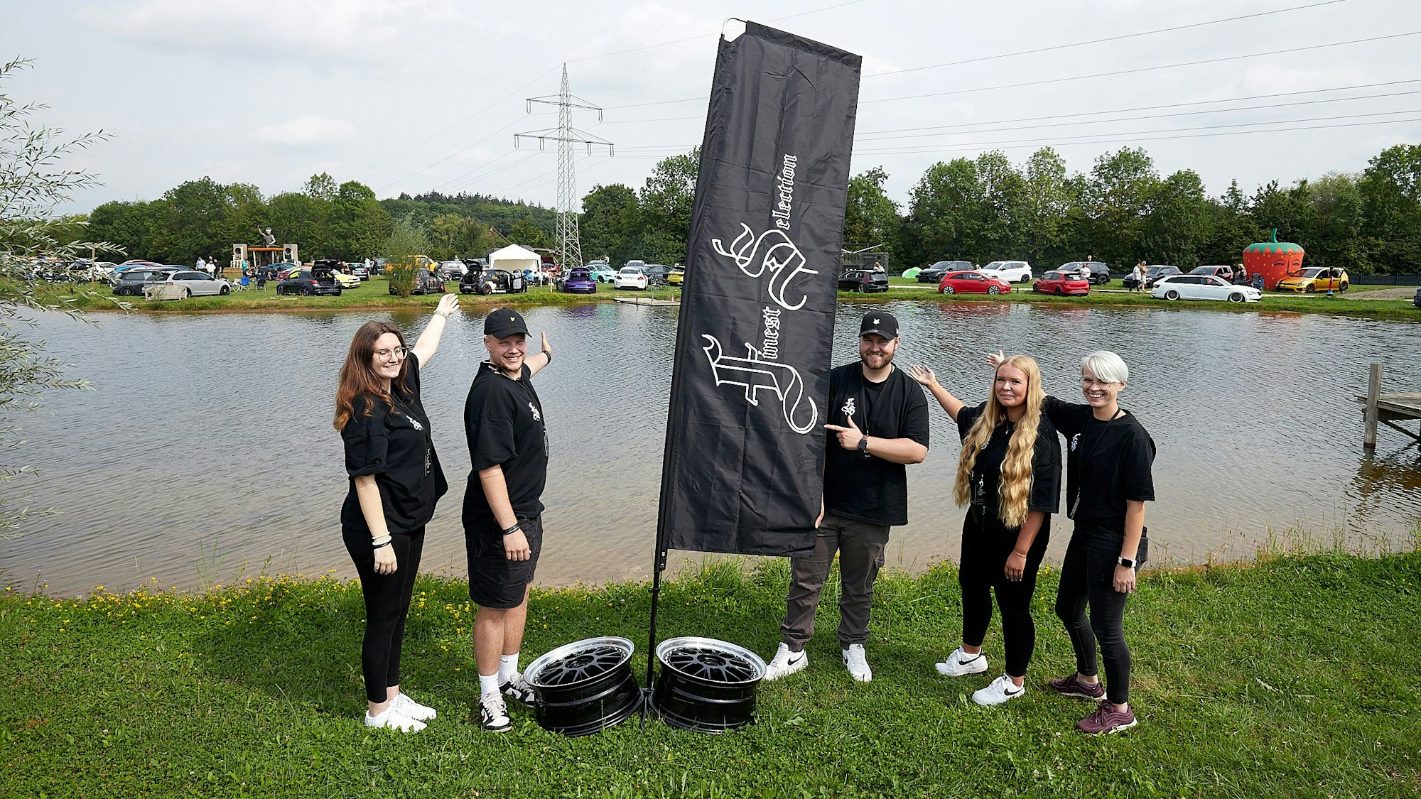 Die Mitglieder der Gruppe Finest Selection präsentieren ihre schwarze Vereins-Fahne.