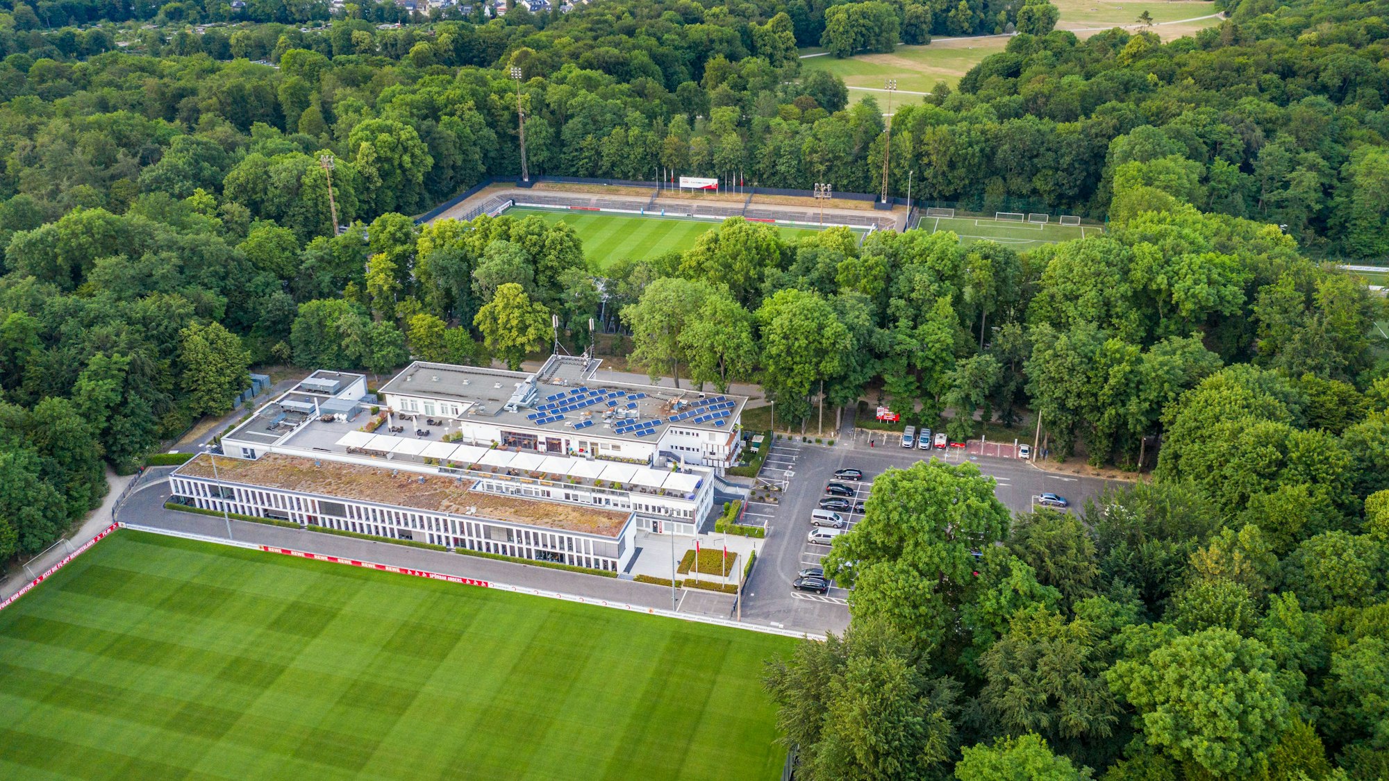Das Geißbockheim von oben aufgenommen. Neben dem Franz-Kremer-Stadion (Hintergrund) soll das neue Leistungszentrum entstehen.