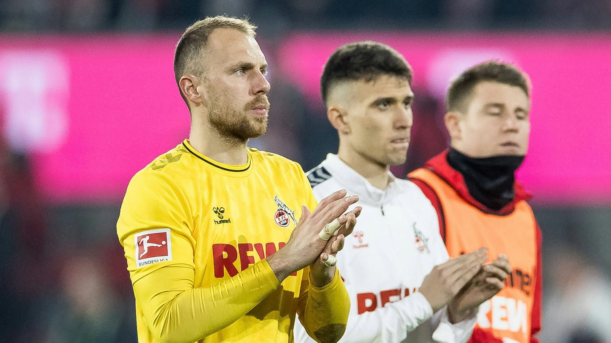 Torhüter Marvin Schwäbe (l.) und Dejan Ljubicic (M.) vom 1. FC Köln bedanken sich bei den Fans.