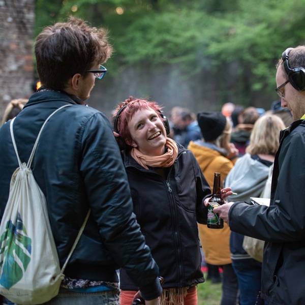Zuhörer bei einem Kopfhörerkonzert