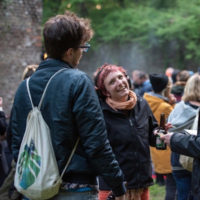 Zuhörer bei einem Kopfhörerkonzert