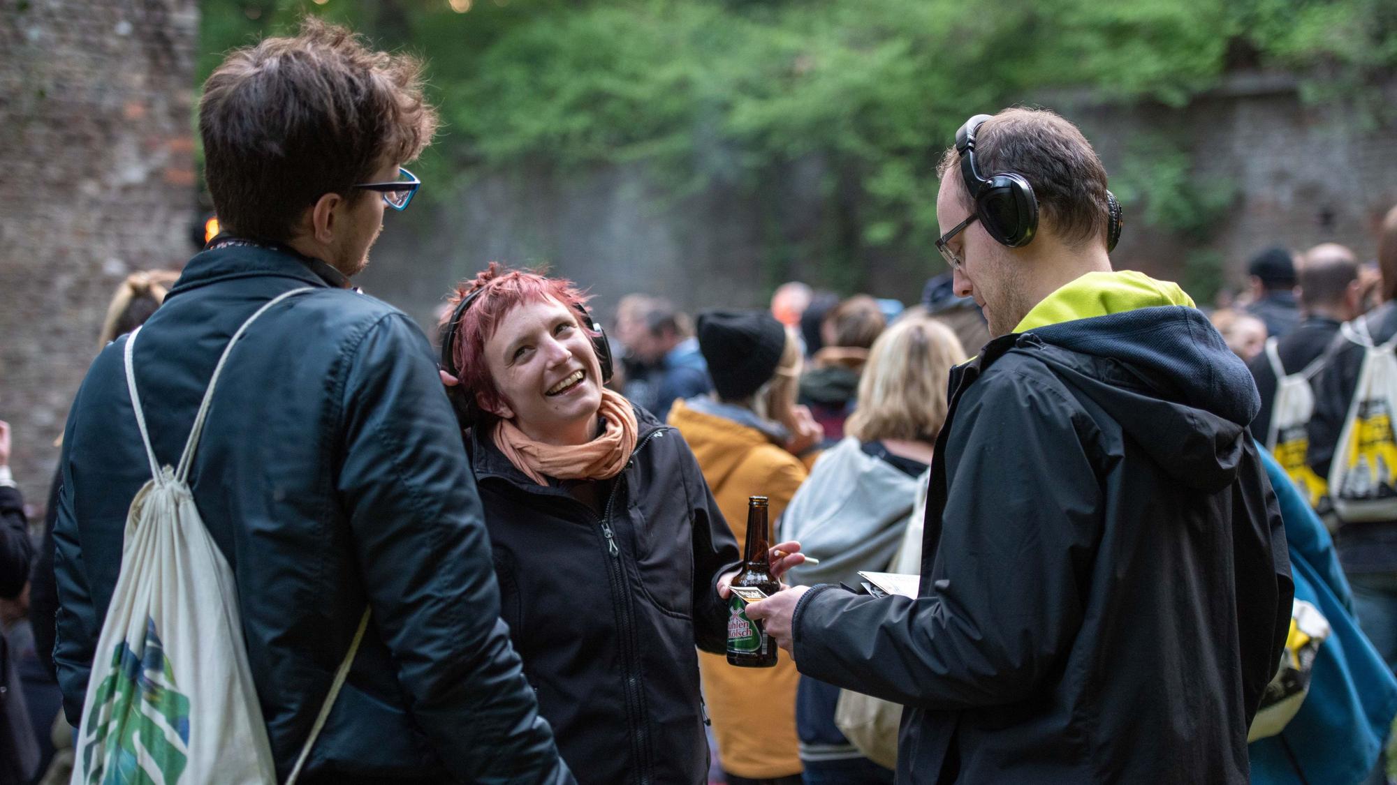 Zuhörer bei einem Kopfhörerkonzert