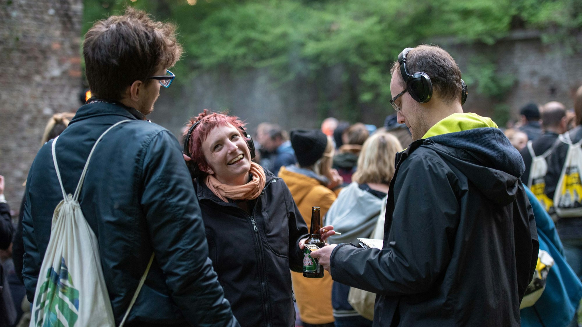Zuhörer bei einem Kopfhörerkonzert
