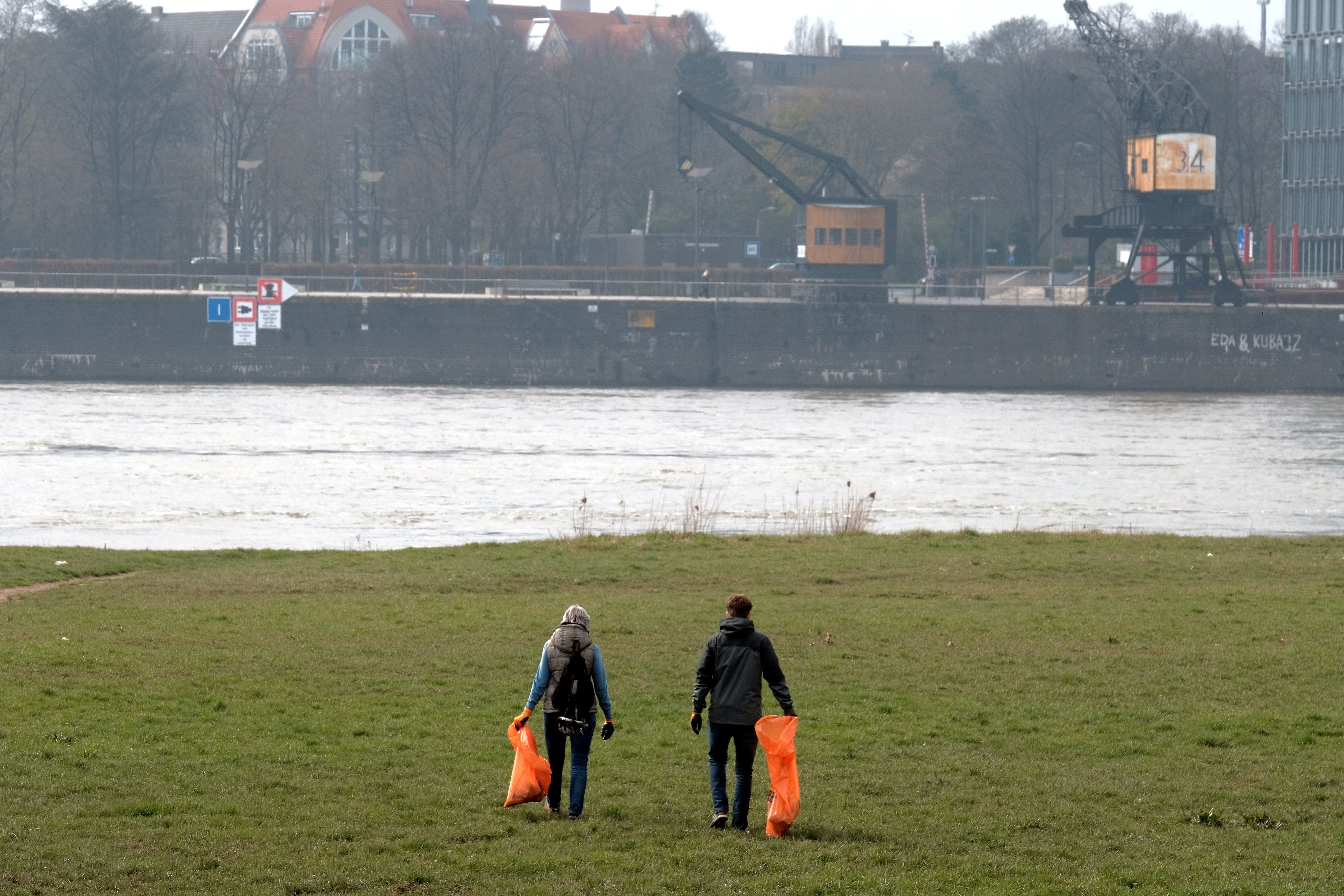 Freiwillige sammeln Müll am Rheinufer