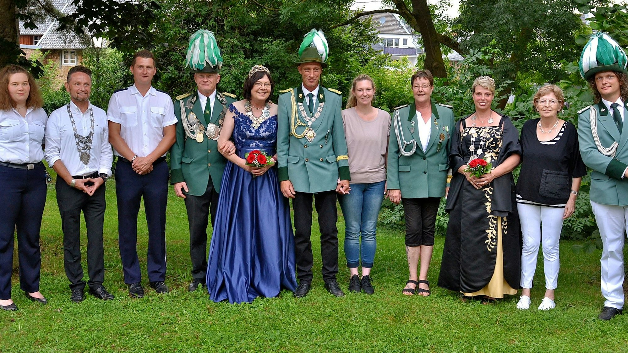 Die Kommerner Schützen haben sich, teils in Uniform und mit Ordensketten, zum Gruppenbild aufgestellt.