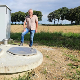 Josef Hamm vom Beregnungsverband Pütz zeigt einen der sechs Brunnen, die die Landwirte bei Bedburg-Kirchtroisdorf haben bohren lassen.