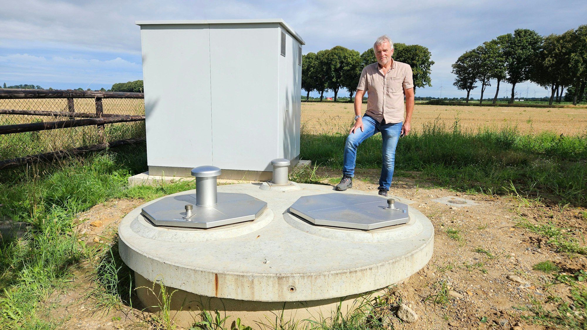 Josef Hamm vom Beregnungsverband Pütz zeigt einen der sechs Brunnen, die die Landwirte bei Bedburg-Kirchtroisdorf haben bohren lassen.