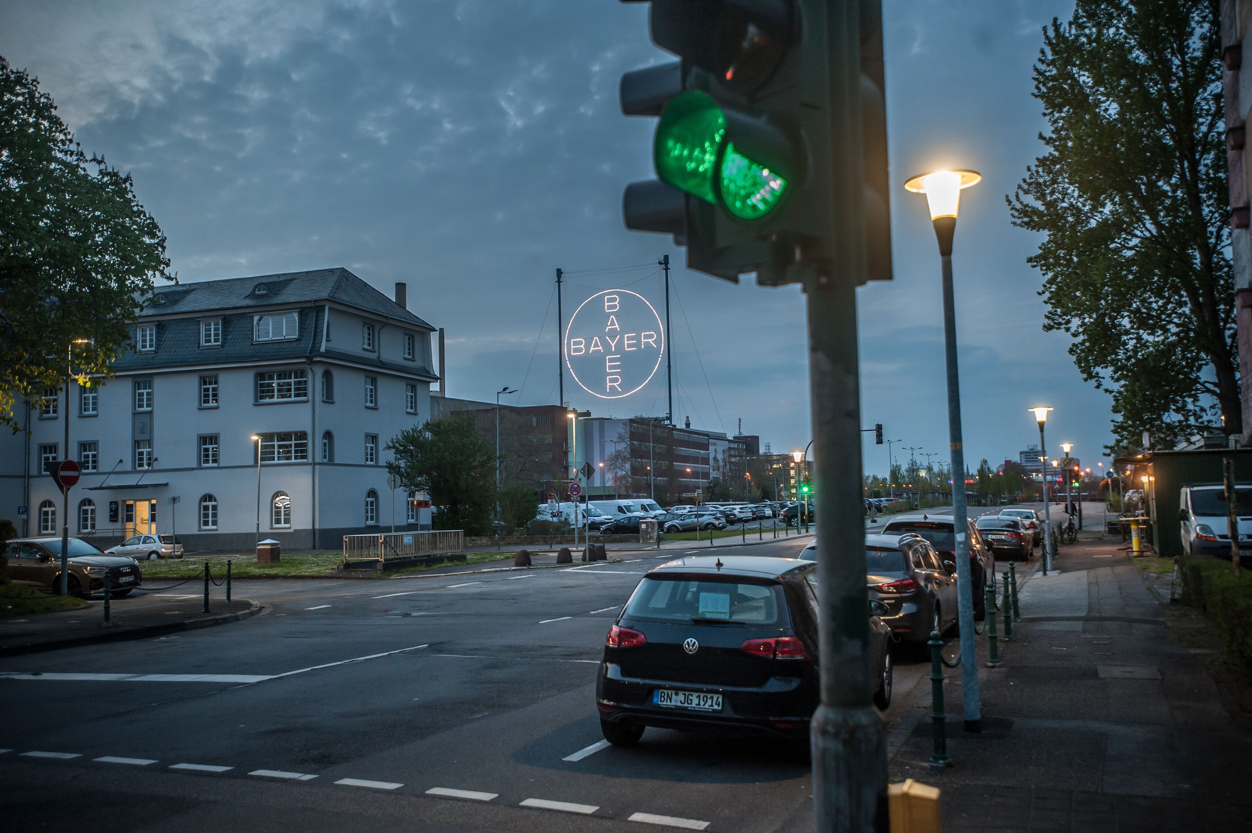 Die Ampelanlage an Gustav-Heinemann-Straße/Alkenrather Straße in Leverkusen ist defekt. (Symbolbild)