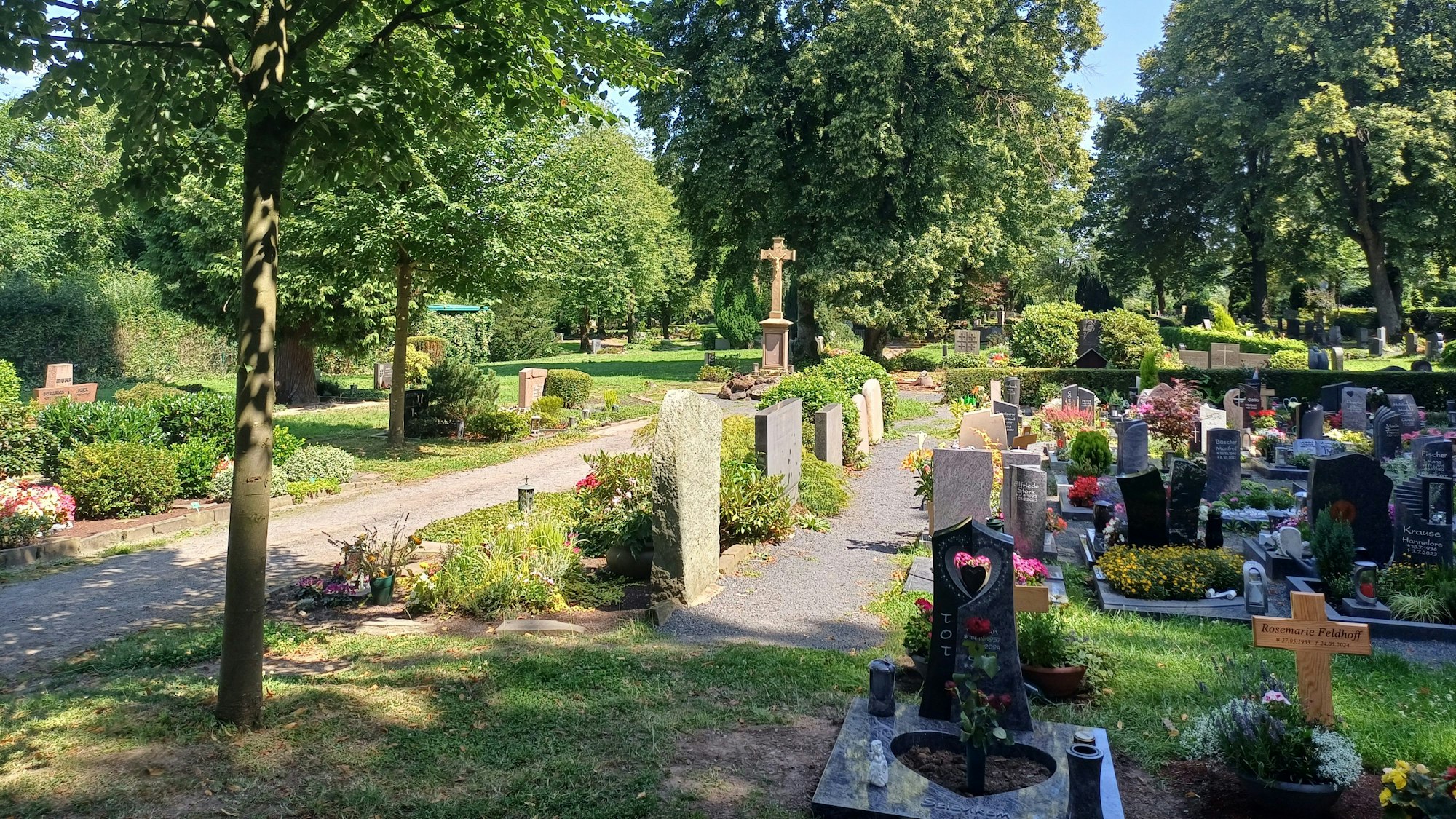 Es gibt Forderungen nach mehr Parkplätzen am Lützenkirchener Friedhof.