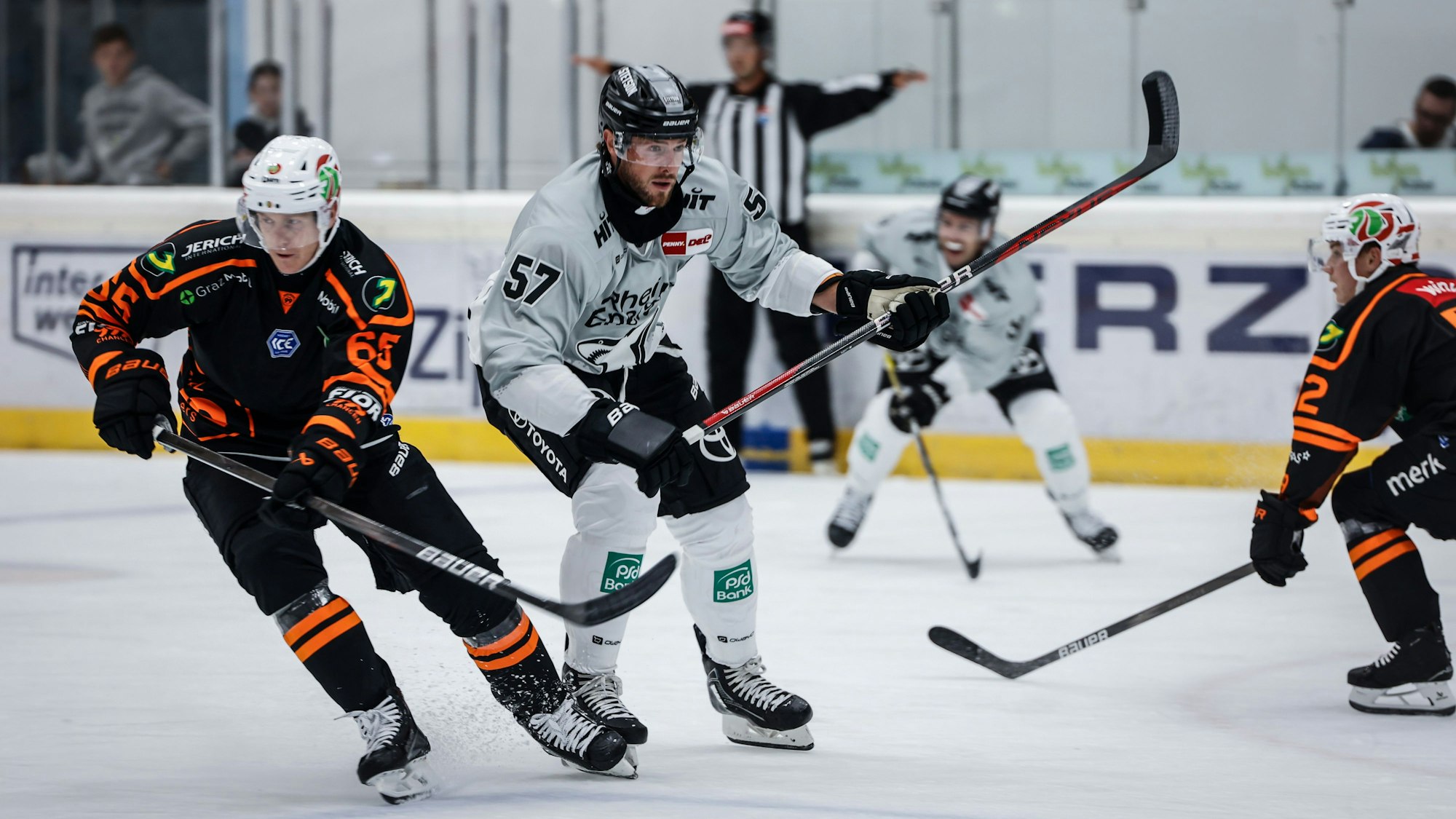 Graz 99ers gegen die Kölner Haie im Trainingslager in Österreich