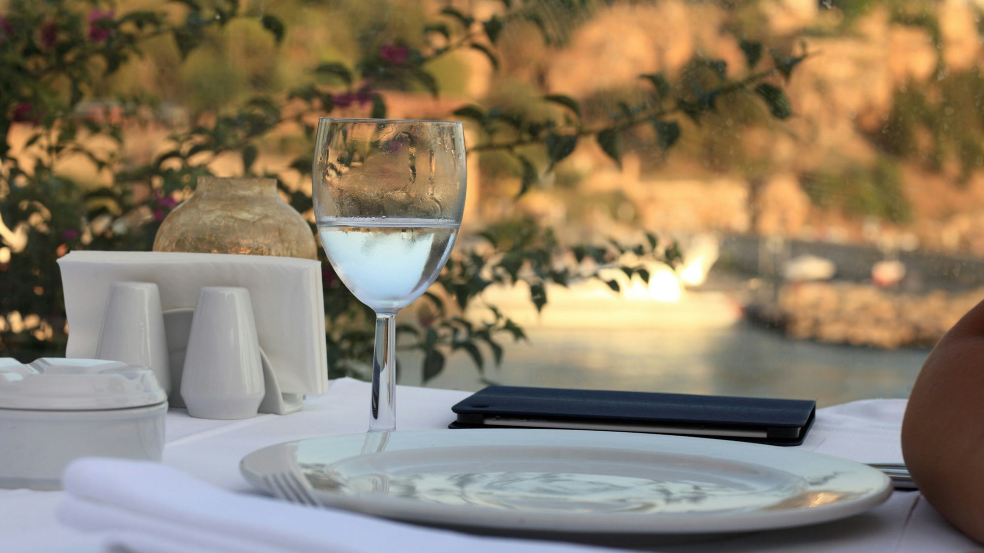 Am jüdischen Tag der Liebe würde Ziv Abud gerne mit ihrem Verlobten zu Abend essen, doch das geht nicht. Eliya Cohen wird von den Hamas festgehalten. (Symbolbild)