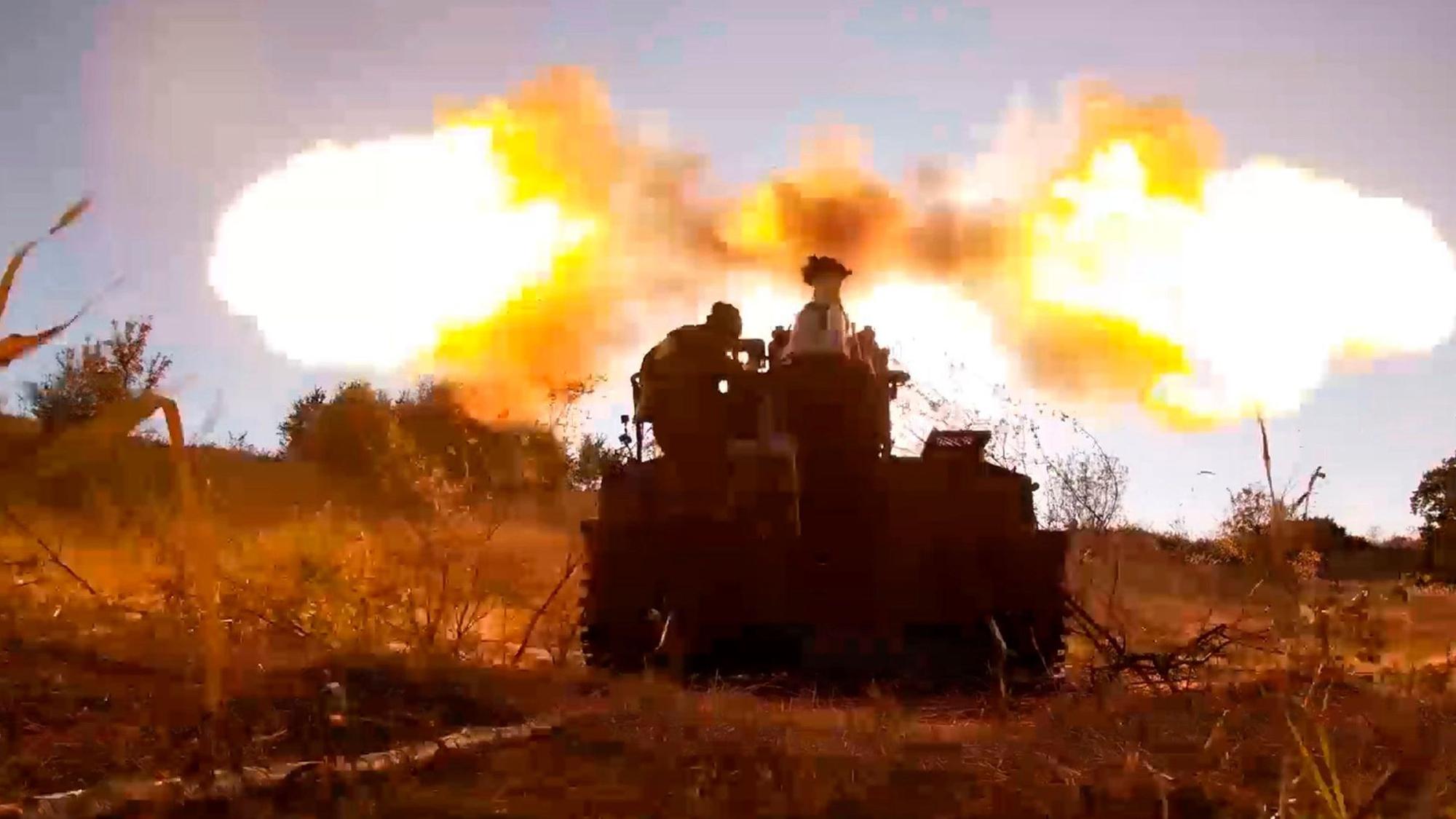 HANDOUT - 17.08.2024, Russland, Kursk: Auf diesem vom russischen Verteidigungsministeriumveröffentlichten Standbild aus einem Video feuern russische Soldaten an einem ungenannten Ort im russisch-ukrainischen Grenzgebiet Kursk mit einer Giatsint-S-Selbstfahrlafette auf ukrainische Stellungen. Foto: -/Russian Defense Ministry Press Service /dpa - ACHTUNG: Nur zur redaktionellen Verwendung im Zusammenhang mit der aktuellen Berichterstattung und nur mit vollständiger Nennung des vorstehenden Credits +++ dpa-Bildfunk +++