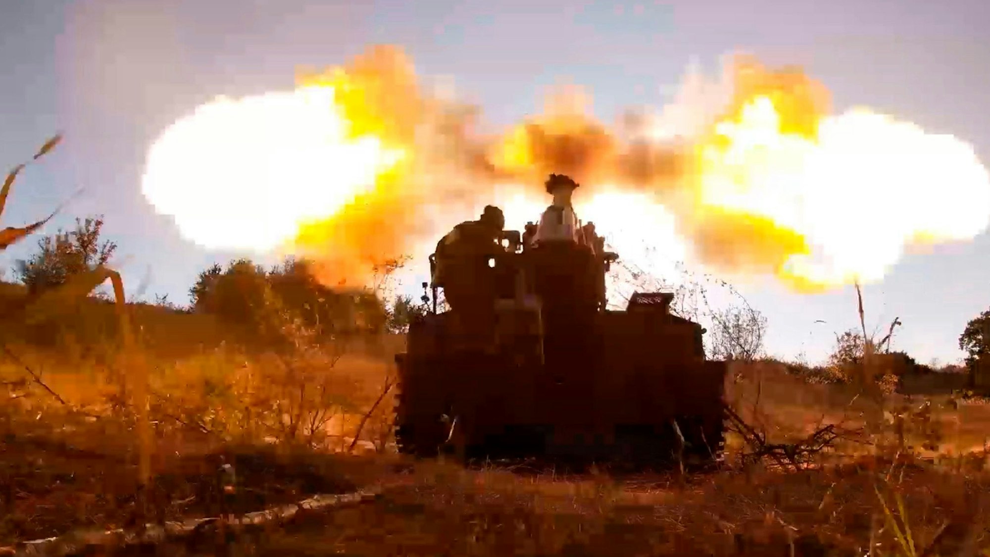HANDOUT - 17.08.2024, Russland, Kursk: Auf diesem vom russischen Verteidigungsministeriumveröffentlichten Standbild aus einem Video feuern russische Soldaten an einem ungenannten Ort im russisch-ukrainischen Grenzgebiet Kursk mit einer Giatsint-S-Selbstfahrlafette auf ukrainische Stellungen. Foto: -/Russian Defense Ministry Press Service /dpa - ACHTUNG: Nur zur redaktionellen Verwendung im Zusammenhang mit der aktuellen Berichterstattung und nur mit vollständiger Nennung des vorstehenden Credits +++ dpa-Bildfunk +++