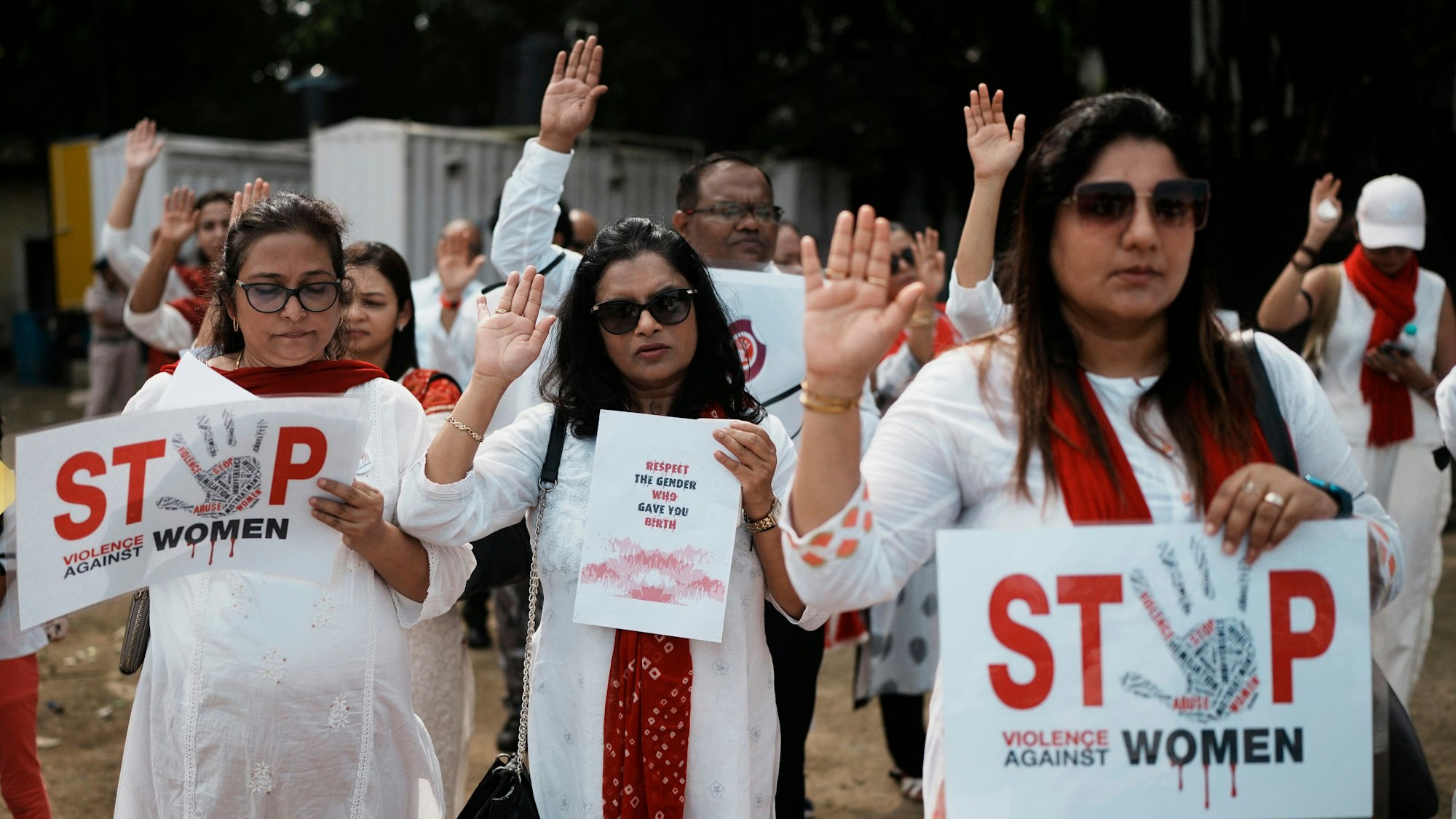 Nach der Vergewaltigung und Ermordung einer angehenden Ärztin in Kolkata protestieren Inder gegen Gewalt an Frauen.